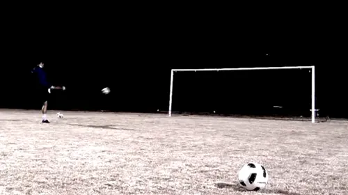 VIDEO** Fotbalistul complet! Portarul care dă goluri de la 80 de metri, apără ca Tătărușanu și dă în bară mai bine decât „Dinho”