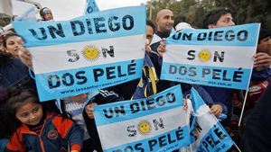"Un Diego face cât doi Pele!" FOTO/ Argentina a ajuns în Africa de Sud cu 2 echipe! Vezi ce a mai inventat Maradona