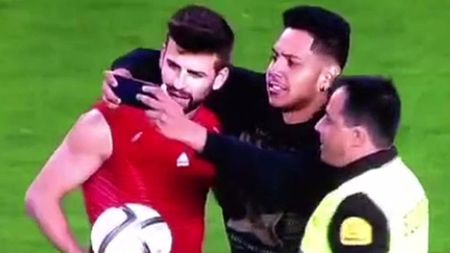 Un fan a intrat pe teren și și-a făcut un selfie cu Pique la finalul meciului Spania-Luxemburg