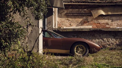 Au descoperit un Lamborghini Miura SV, după aproape 40 de ani, într-un garaj.  Cum arată bolidul după atâtea decenii în care a fost abandonat de proprietar: costă 2.500.000 de euro