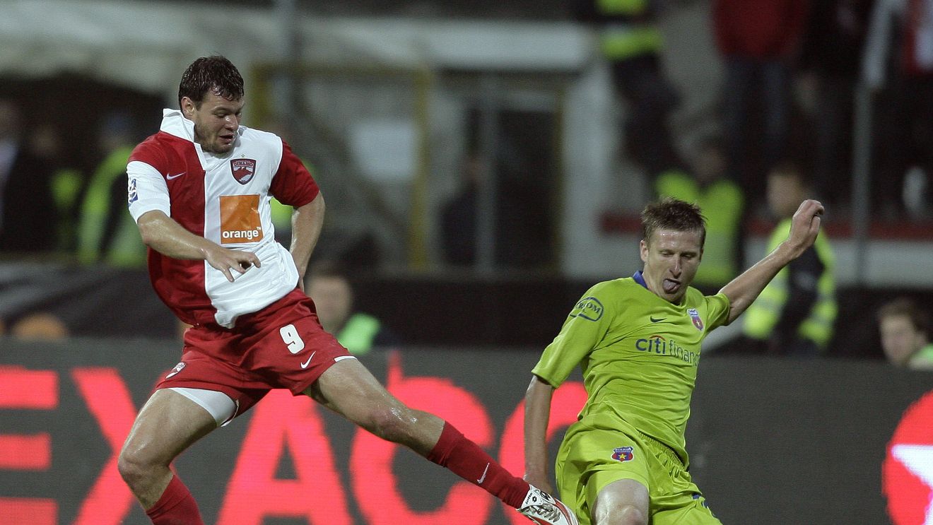 FOTO | Detalii rușinoase din cantonamentul lui Dinamo. Fotbaliștii îmbracă în amicale echipamentele de acum 8 ani pentru a nu le uza pe cele noi
