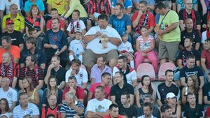 INCREDIBIL! Oficialii și jucătorii Stelei, agresați fizic de suporterii lui Spartak Trnava!** Nikolic a sărit să-i bată