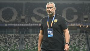 A fost ademenit de șeicii din Emirate cu un salariu de 6.000.000 de dolari. Acum, Cosmin Olăroiu e speranța țării într-un moment crucial