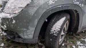 Amenzi uriașe pentru șoferii care merg fără cauciucuri de iarnă pe zăpadă! Ce sumă trebuie să plătească toți cei care ies după ninsoare dacă nu respectă această lege