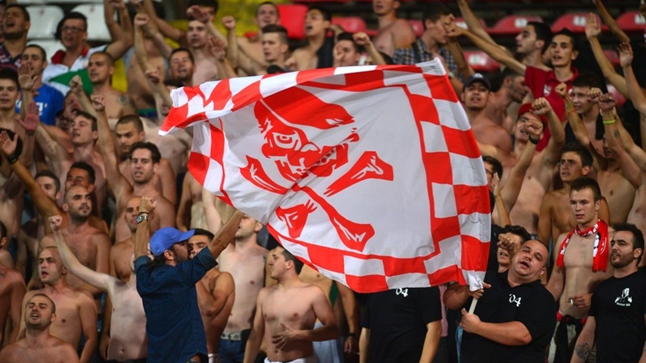 Dinamo inovează. Fanii care vor să-și cumpere produse cu stema clubului au reduceri în oferta "Red-White Friday"