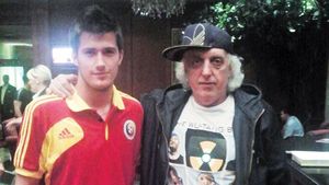 Certați de antrenori, veseli lângă un interlop?** Doi jucători din naționala U19 s-au pozat după rușinea cu Serbia lângă omul care l-ar fi convins pe Mutu să fie "blat"