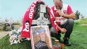 Emoționant! "Câinii", vegheați de 'Păsărilă din Banat' - îngerul alb-roșu