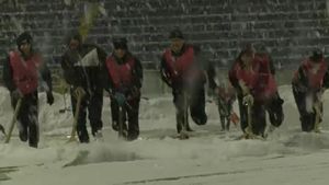 FC Botoșani - FCSB, în mare pericol! Partida ar putea fi amânată: ninge foarte tare, iar organizatorii fac eforturi disperate. Deținuții, chemați în ajutor