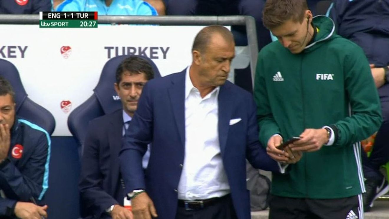 VIDEO FABULOS | "Împăratul" Fatih Terim, moment genial în Anglia - Turcia 2-1: a luat telefonul mobil și s-a dus cu el spre arbitrul de rezervă. Ce i-a arătat