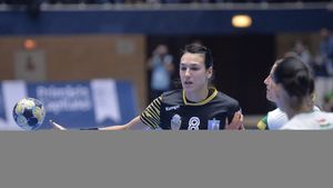 CSM București a trecut testul cu Midjylland: victorie la cinci goluri diferență în Liga Campionilor, după 20 de minute de suferință în startul reprizei a doua. 'MVP' Cristina Neagu a înscris 10 goluri