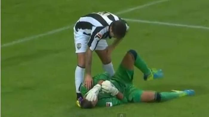 VIDEO Faza serii în Europa: a fost aproape "să-i zboare" capul unui coechipier! Cea mai stupidă accidentare suferită de un portar
