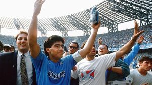  "Spionul lui Dumnezeu" iese în față! Dezvăluiri spumoase ale detectivului care i-a fost "umbră" marelui Maradona în perioada în care scria istorie la Napoli: de la asaltul fanelor, la un episod incredibil cu o bătrână: "Nu l-a recunoscut pe Diego"  