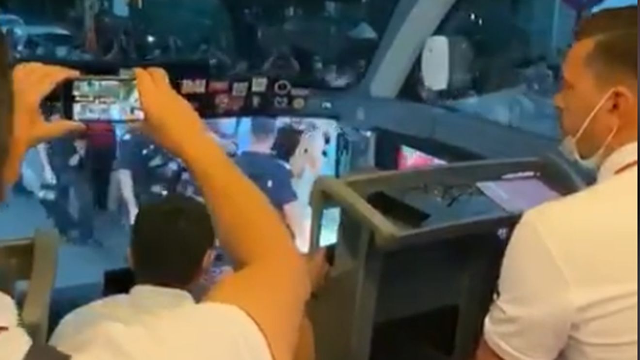 Imagini din autocarul lui Dinamo! Cum au reacționat „câinii” la întâlnirea cu suporterii din „Ștefan cel Mare”. „La naiba, asta e altceva!” | VIDEO