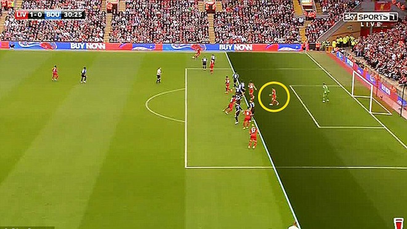 Scandal în Anglia după o fază similară off-side-ului semnalizat la Astra - Steaua! Fanionul a rămas jos, iar arbitrii sunt puși la zid! Diferența elementară față de golul Stelei