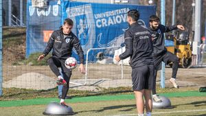 Oltenii au revenit la antrenamente! Reunire pe grupe de câte 3, la solicitarea jucătorilor. Koljic, Cosic şi Acka sunt şi ei prezenţi | FOTO & VIDEO