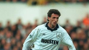 Cum a reacționat Gică Popescu, criticat pentru că nu l-ar aprecia prea tare pe Radu Drăgușin, la scurt timp după ce românul a fost din nou rezervă de lux la Tottenham! Mesajul postat de „Baci”: „Oare cum ar fi arătat?”