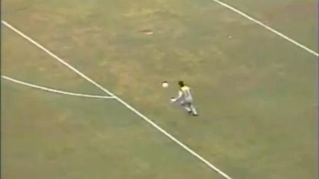 VIDEO** Așa ceva mai rar! Vezi un gol antologic din poartă în poartă!