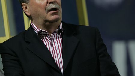 "Pițurcă trebuie lăsat să ducă echipa la Mondial"