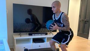 O zi cu Alex Mitriță în New York! Mâncarea preferată, antrenamentele online, echipa sa la FIFA, cine e „regele” casei și ce colecționează | FOTO