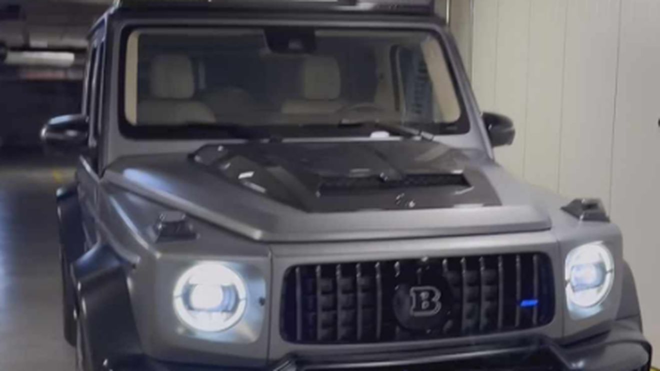 Aşa arată noul „monstrul” de 500.000 de euro al lui Adrian Mititelu jr! Fiul patronului de la FC U Craiova a spart banii tatălui său pentru un „tanc" nou-nouț, tunat de Brabus. GALERIE FOTO