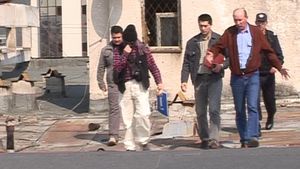 FOTO "Mă arunc dacă nu-l eliberați pe Gigi!"