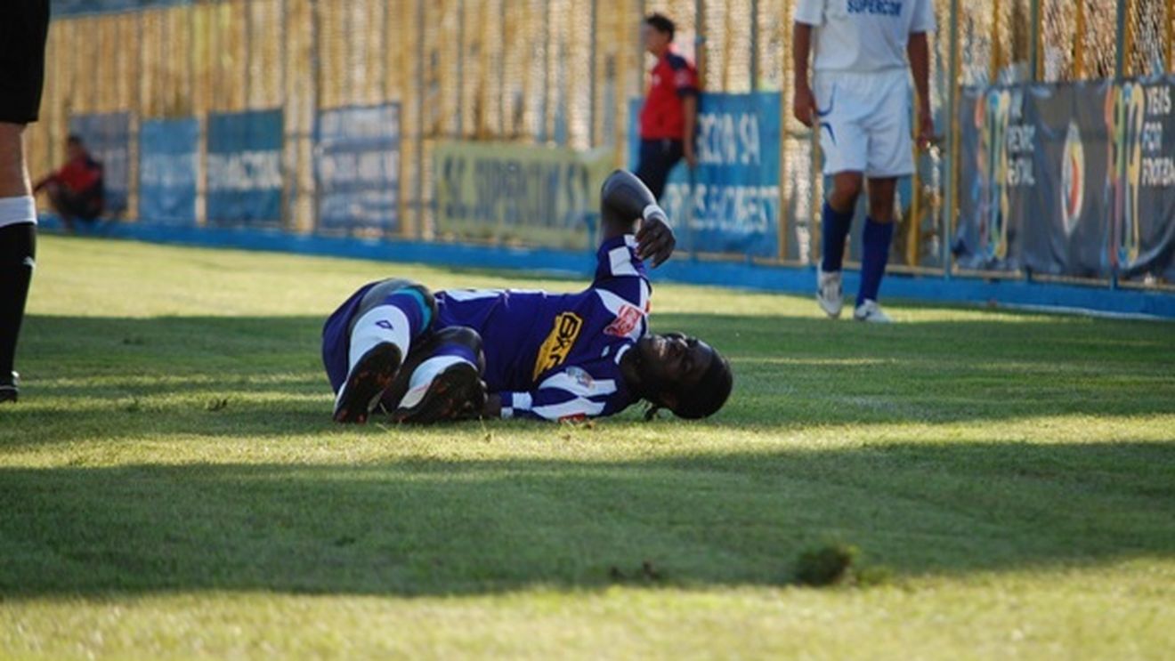 Mansour are genunchi de sticlă