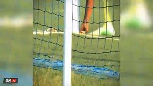Goalkeeperul a pus o amuletă lângă bară, iar atacantul advers i-a furat-o! Ce s-a întâmplat în momentul în care l-a văzut. VIDEO