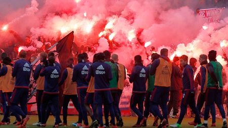 VIDEO | Așa arată iubirea pentru culori! Cum au așteptat ultrașii lui Ajax echipa la antrenamentul care a precedat derby-ul cu Feyenoord

