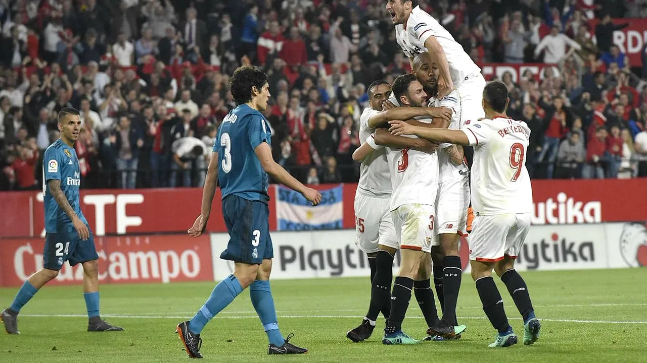 Sevilla a învins Real Madrid pentru a treia oară consecutiv pe teren propriu, după un meci în care Sergio Ramos a ratat un penalty, a semnat un autogol și a marcat în prelungiri. Barcelona s-a distrat cu Villarreal și rămâne neînvinsă în campionat