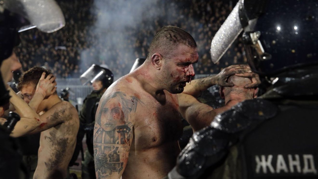 Marele Derby al Serbiei s-a lăsat cu sânge, după un conflict violent între fanii lui Partizan! VIDEO și FOTO | Un grup de ultrași a încercat să preia controlul asupra peluzei, apoi a început haosul. Bătuți crunt, dezbrăcați, arși cu torțe, predați forțelor de ordine