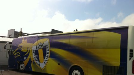 După ce a luat mai mulți jucători la Petrolul, Florian Walter a adus și autocarul de la Cluj!** Acesta a fost deja vopsit în culorile echipei FOTO