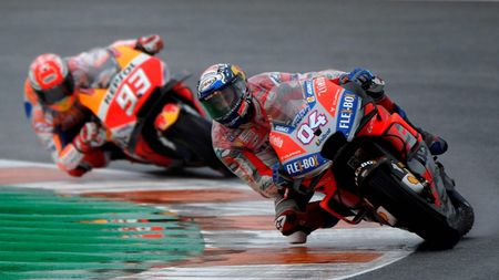 Andrea Dovizioso câștigă ultima cursă MotoGP din 2018! Condiții horror la Valencia, căzături pentru Marquez și Rossi. Doar 16 piloți au terminat cursa
