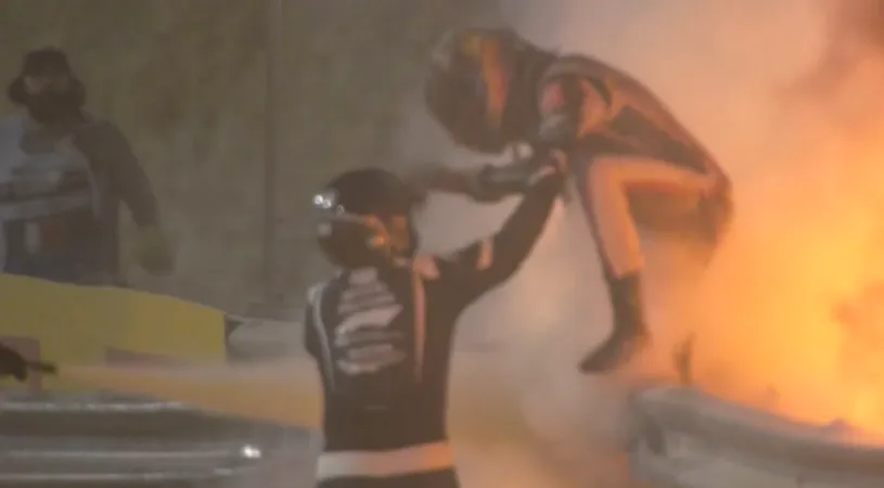 Momente dramatice în Formula 1! Romain Grosjean a scăpat cu viață la Marele Premiu al Bahreinului! Mașina a fost distrusă total | FOTO & VIDEO