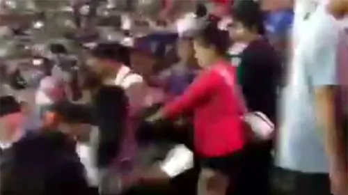 VIDEO | Scene surprinzătoare la un meci de fotbal. Două femei s-au luat la bătaie