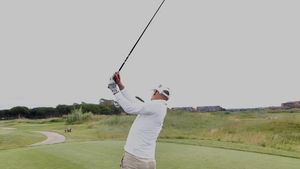 „Sunt o epavă". Milionarul a investit în afacerea unei neurochirurg care l-a ajutat să scape de dureri