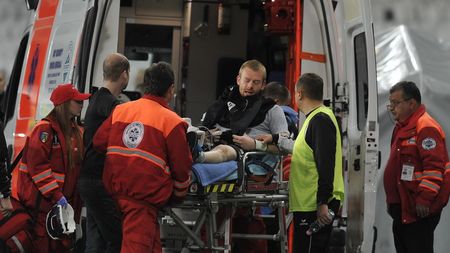 FOTO | Veselovsky s-a accidentat grav în meciul cu Astra. Portarul a suferit o comoție cerebrală și a fost luat cu ambulanța de la stadion