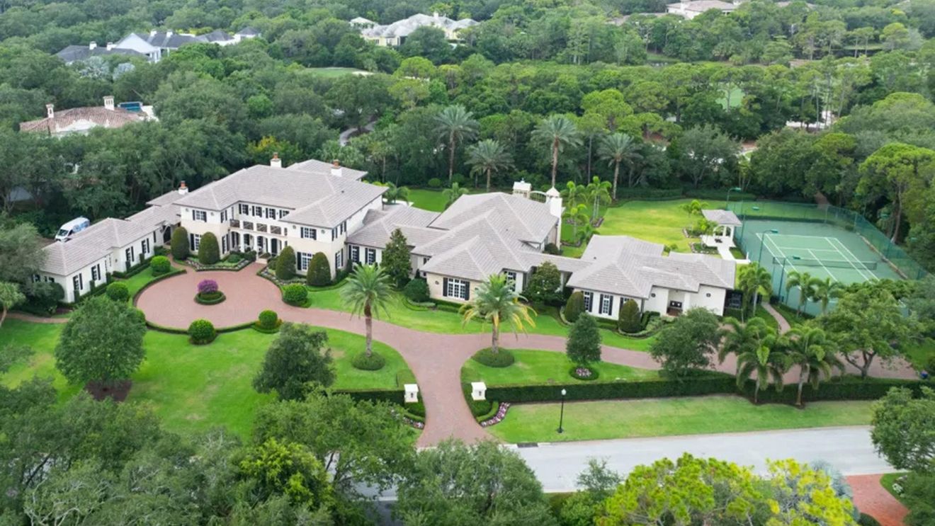 Conacul de peste 18.650.000 de euro al superstarului are o piscină imensă și teren de tenis