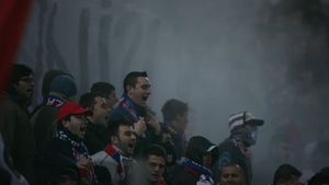 VIDEO/ Ultrașii Stelei, în război cu jandarmii! **