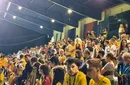 Imagini fabuloase: fanii naționalei au luat cu asalt Mogoşoaia, unde i-au aşteptat pe fotbaliştii României de la EURO! Atmosferă electrizantă după miezul nopții