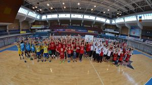 Minihandbalul a avut "stație" și la Oradea. Imagini inedite surprinse cu posibili viitori campioni în Sala "Antonio Alexe"