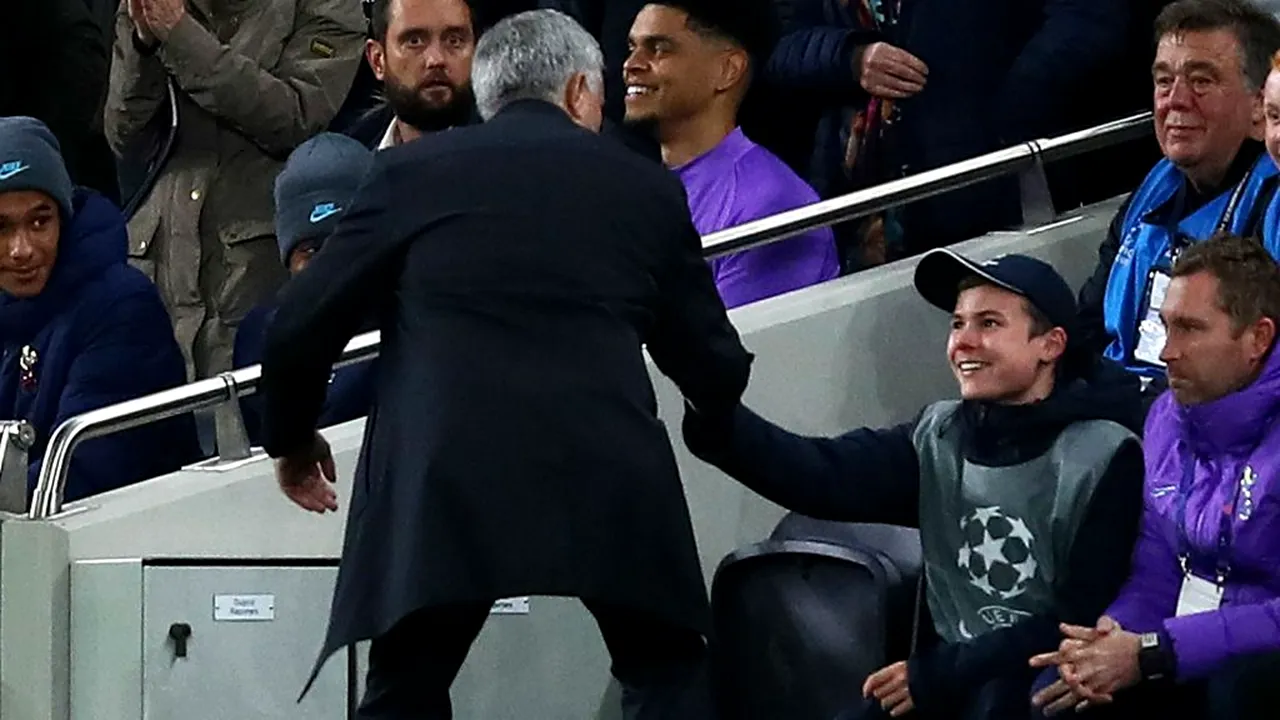 Mourinho a oferit faza serii în Liga Campionilor. Motivul pentru care a îmbrățișat un copil de mingi