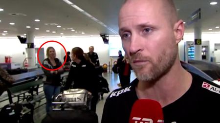 VIDEO | Scenă stranie la o televiziune din Danemarca. O tânără pur și simplu s-a "evaporat" din cadru. Ce explicații are fata