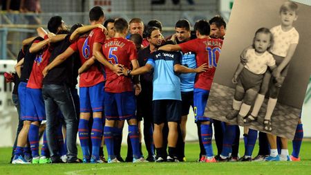 FOTO DE SENZAȚIE! Ghicește jucătorul din imagine: "Cel mic și gras sunt eu!"** Un indiciu: joacă la Steaua!
