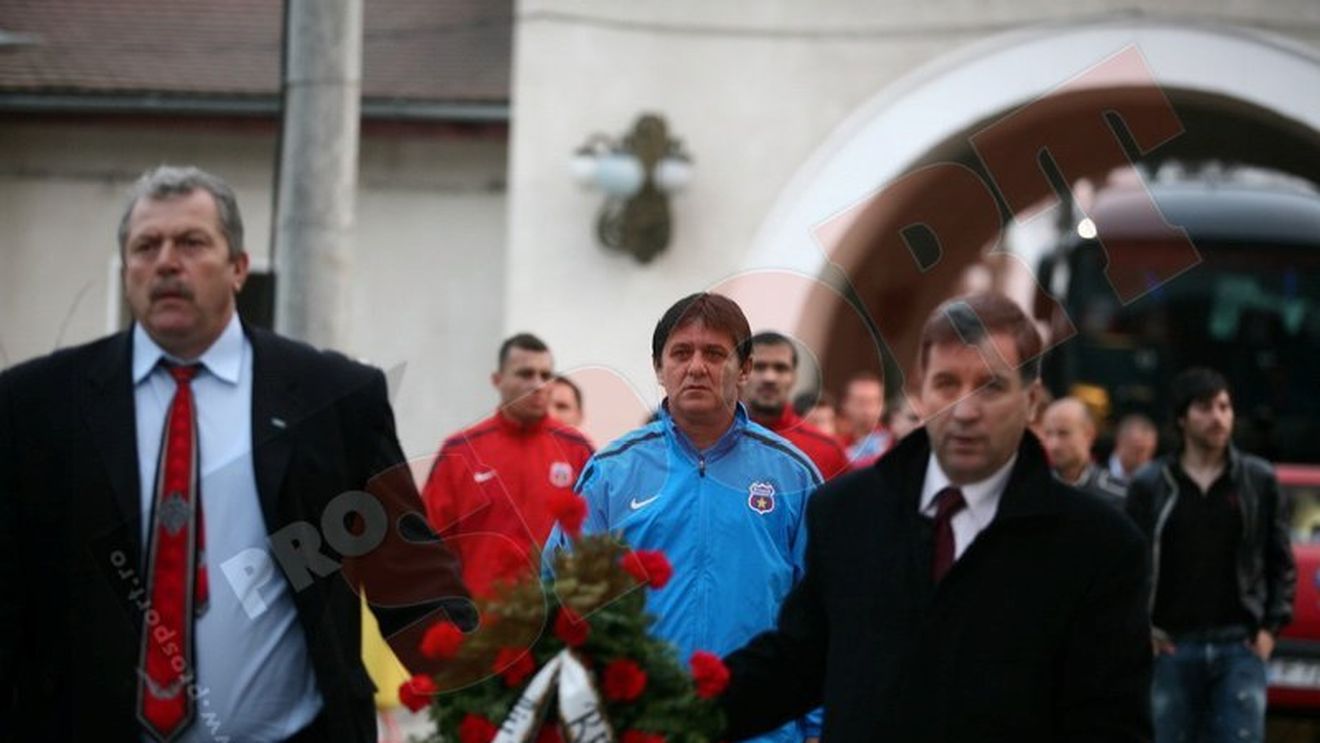 FOTO** Steliștii au depus o coroană lângă trupul neînsuflețit al lui Ilie Savu