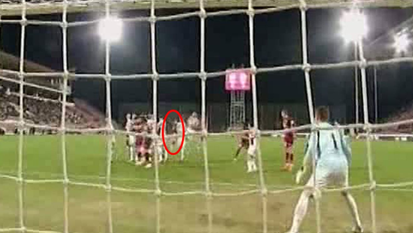 Fanii au TURBAT după ce au văzut asta: "BLAT ORDINAR!"** Video Golul care poate decide titlul! A fost ceva suspect?