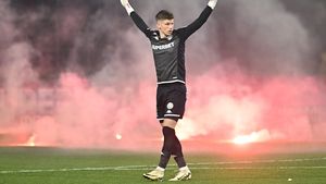 Au dat cu torțe special pentru ca meciul Rapid - FCSB să nu se joace în Giulești?! Ce pedeapsă riscă formația patronată de Dan Șucu