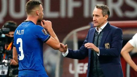 Selecționerul Kosovo a fost demis pentru că ar fi petrecut beat în cantonament în timp ce fotbaliștii erau pozitivi Covid! "Ne confisca telefoanele, lipea folie pe toate televizoarele și avea cheie de la toate camerele noastre!" | SPECIAL