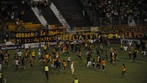 VIDEO Tragedia din Egipt nu i-a învățat nimic!** Columbia, sub asediu în etapa trecută! Fanii au creat HAOS la două meciuri