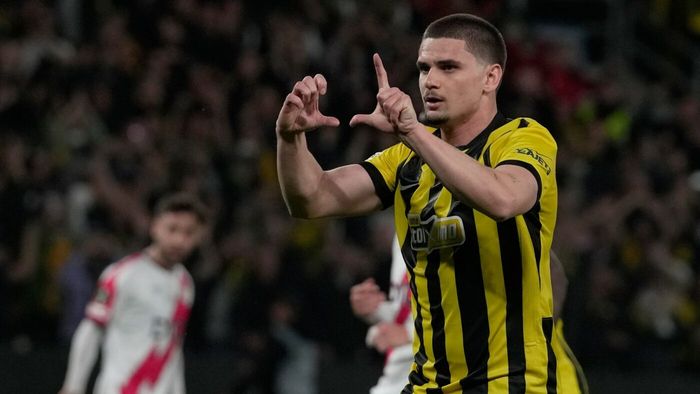 Răzvan Marin, prestație excelentă la AEK Atena - Rayo Vallecano 3-1! Dar, trupa lui Andrei Rațiu se califică în semifinalele Conference League