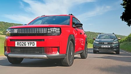 Britanicii au comparat o Dacia Sandero Stepway cu o Fiat Grande Panda şi au dat verdictul: „Un duel briliant”